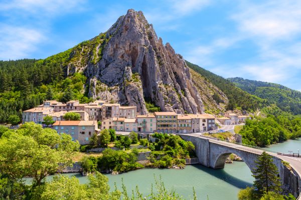 Vue panaramique sur le vieux village de Sisteron et son pont au bord de la Durance, dominés par l'impressionnant Rocher de la Baume près du Camping Les Princes d'Orange - Ciela Village à Orpierre dans les Hautes-Alpes