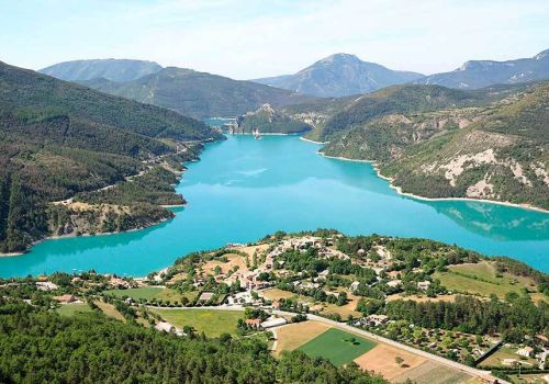 Vue panoramique sur le Lac de Castillon et ses eaux turquoises à proxmité du camping Verdon Terra Verdon - Ciela Village à Castellane dans les Alpes-de-Haute-Provence