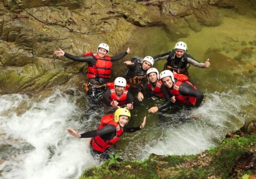 Groupe d'amis faisant du canyoning dans une rivière près du camping Verdon Terra Verdon - Ciela Village à Castellane dans les Alpes-de-Haute-Provence