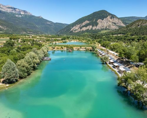Le lac au coeur du Camping Le Lac Bleu à Châtillon-en-Diois dans la Drôme entourée des monil-homes