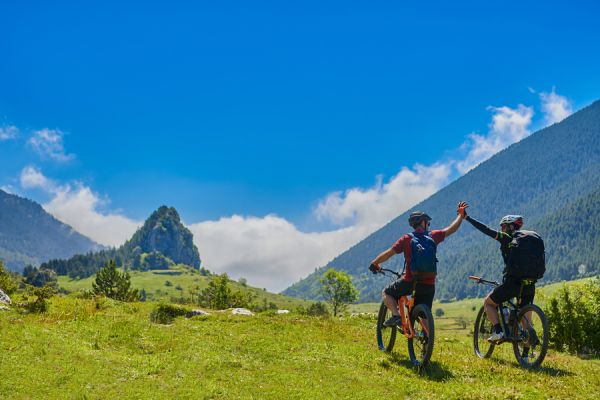Deux vacanciers faisant du vélo au coeur des montagnes près du Camping Les Princes d'Orange - Ciela Village à Orpierre dans les Hautes-Alpes